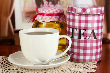 jar 和杯茶在房间的桌子上