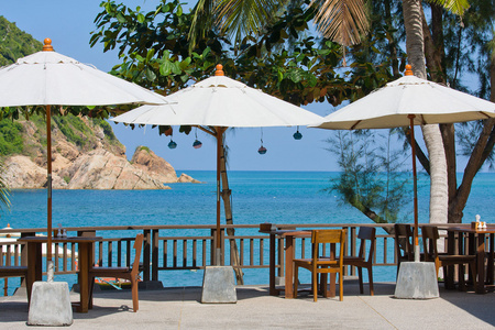 桌子和椅子与美丽的海景，泰国