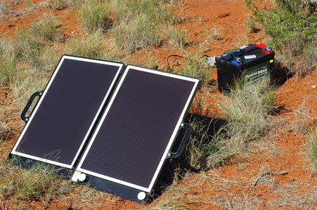 在澳大利亚丛林中的太阳能电池板