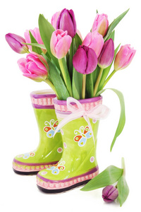 春季郁金香花的靴子