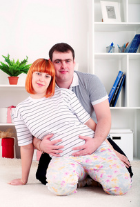 怀孕的妻子和丈夫的肖像