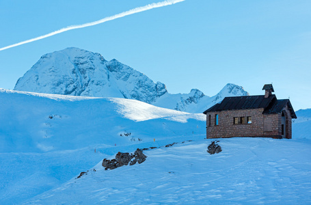 美丽的冬天山风景与教堂在山顶上