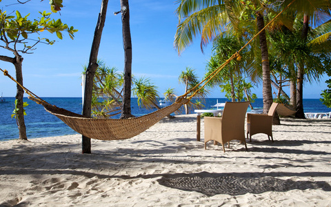 白色热带沙滩上菲律宾马拉帕库岛上的吊床