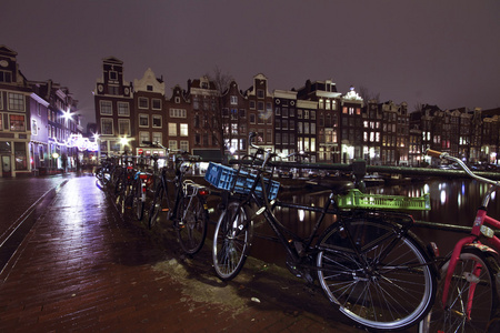 到了晚上在荷兰的阿姆斯特丹