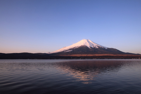 富士山和山中湖，天亮前