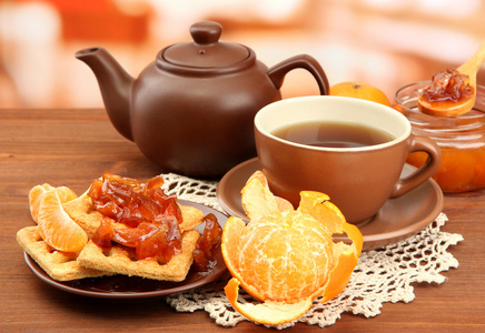 光早餐与茶和自制的果酱，木桌上
