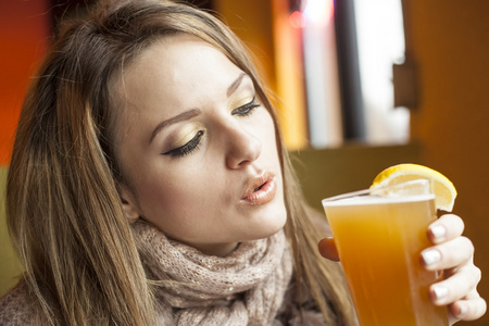 漂亮的蓝眼睛喝 hefeweizen 啤酒的年轻女人