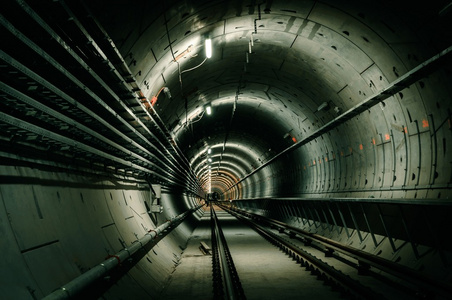 地下设施有一个大隧道