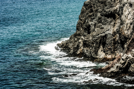 绿色和蓝色的海洋水的特内里费岛海岸，加那利群岛