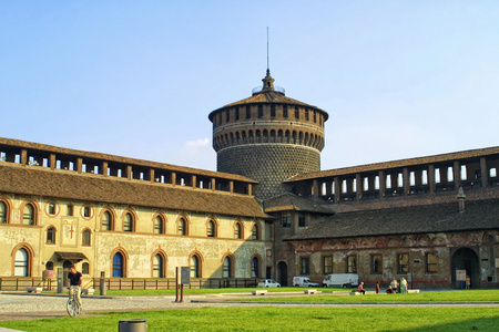 斯福尔扎城堡在米兰，意大利的塔