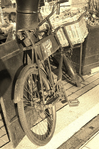 一辆旧的老式自行车