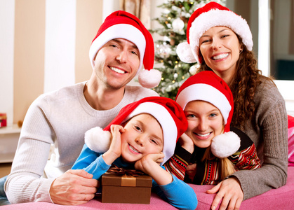 孩子们的圣诞家庭。快乐微笑着父母和孩子