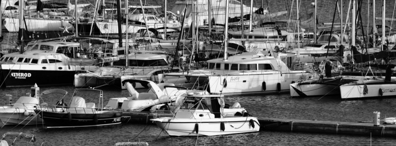 意大利 西西里 地中海 玛丽娜迪拉古萨在码头的豪华游艇的视图