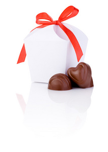 巧克力糖果和白色礼物心用弓的形式