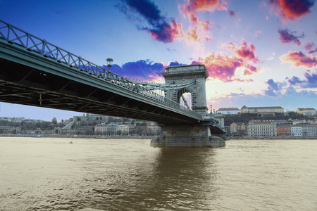 布达佩斯的夜和链桥