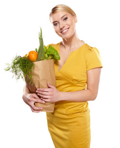 女人拿一大袋子的健康食品。购物