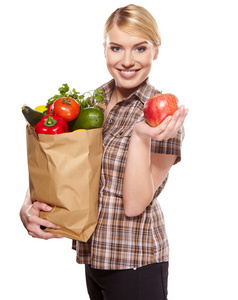 女人拿一大袋子的健康食品。购物