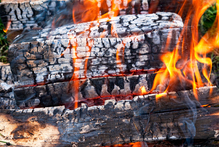 温暖的火焰燃烧在营火旁的特写