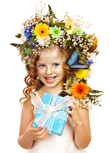 孩子与礼品盒和花
