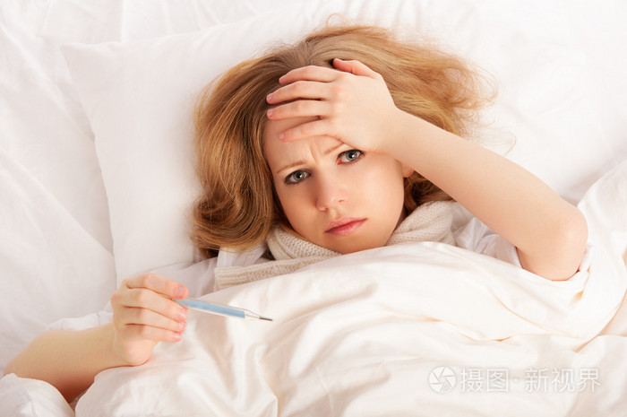 温度计生病感冒感冒发烧在床上的女人