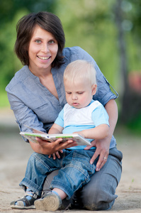 母亲与儿子读一本书