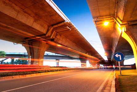 高架桥和光跟踪