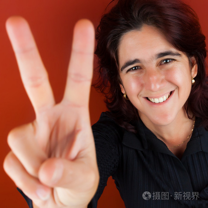 西班牙裔美国人的女人在做胜利的手势