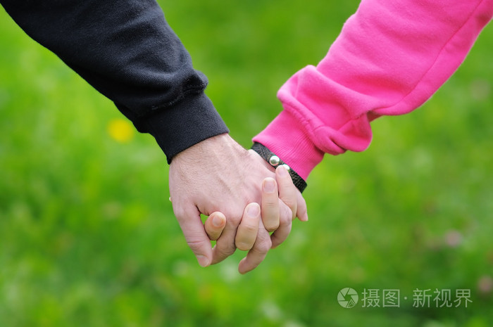 年轻夫妇手牵着手