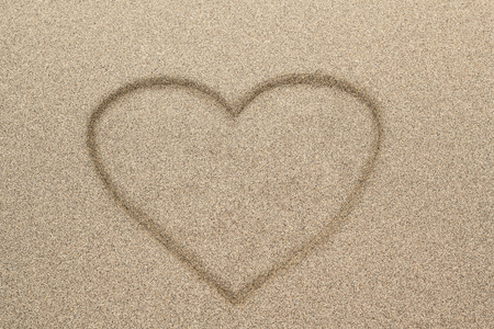 心脏的形状符号在沙子中绘制