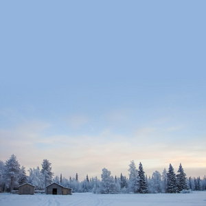 冬天背景与小木屋和 copyspace 上的天空