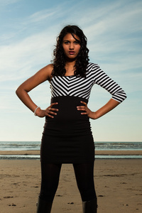 夏季海滩上长头发的漂亮印度女孩
