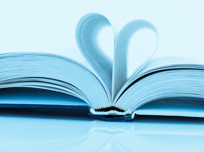书页弯成一个心的形状