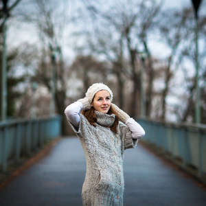 秋天的肖像 年轻女人穿着件温暖的羊毛开衫