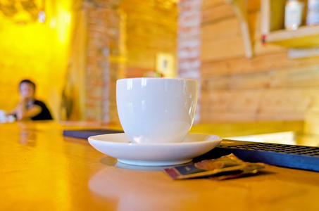 上一个木质吧台的咖啡杯