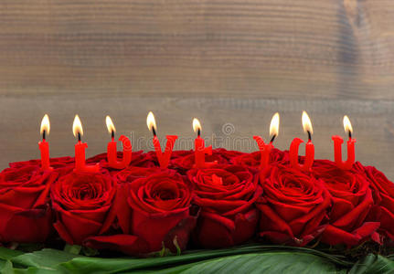 红玫瑰和燃烧的蜡烛。我爱你