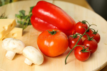 番茄，奶酪，洋葱，木盘