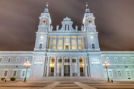 西班牙马德里的阿尔穆德纳大教堂。