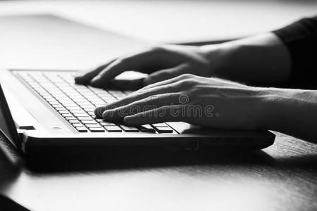 男性在键盘上打字的特写镜头