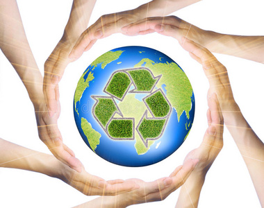 双手围绕着回收地球做一个圆圈