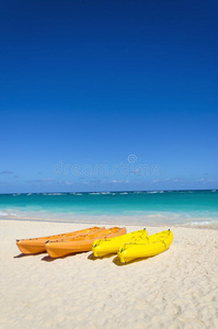 热带沙滩上五彩缤纷的皮划艇