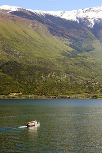 意大利湖上的渡船