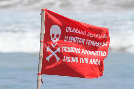 没有游泳标志的红旗。
