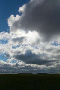 田野和多云的天空。