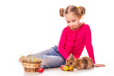 快乐的小女孩与复活节兔子和鸡蛋。复活节快乐