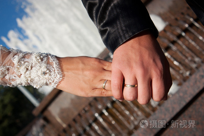 特写牵手与结婚戒指