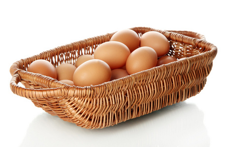 多鸡蛋在篮子上白色隔离