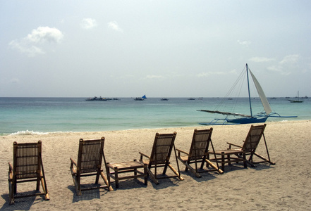 菲律宾长滩岛沙滩上椅子