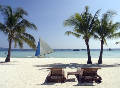 菲律宾长滩岛沙滩上椅子