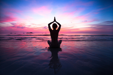 上海洋海岸日落瑜伽女人