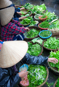 市场供应商销售在市场上的蔬菜图片